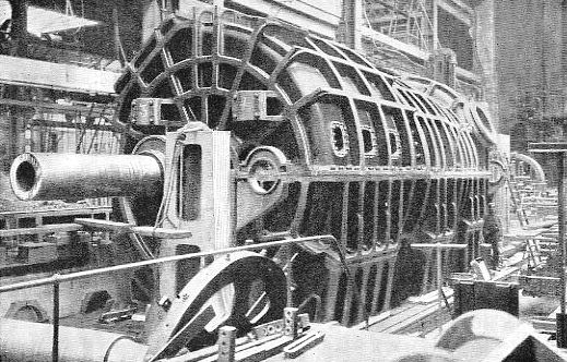 One of the low-pressure turbines of the Carmania, in
casing. Its size will be inferred from comparison with the man standing
near the end of the casing.