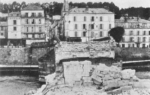 BRIDGE CROSSING MARNE RIVER IN CHÃTEAU-THIERRY DESTROYED BY
GERMANS IN THEIR RETREAT FROM TOWN