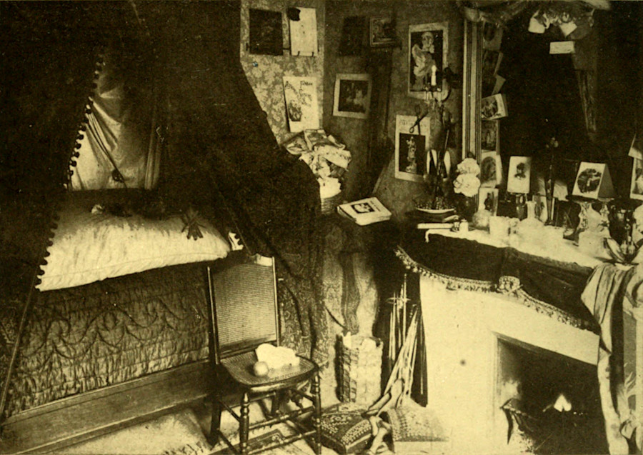 LOIE FULLER’S ROOM AT
THE FOLIES-BERGÈRE
