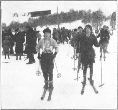 
A CHILDREN'S SKI RACE