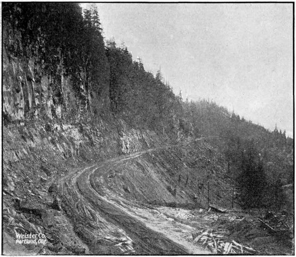 HEAVY GRADING ON
RUTHTON HILL IN HOOD RIVER COUNTY. CONSTRUCTED IN 1917 AND 1918